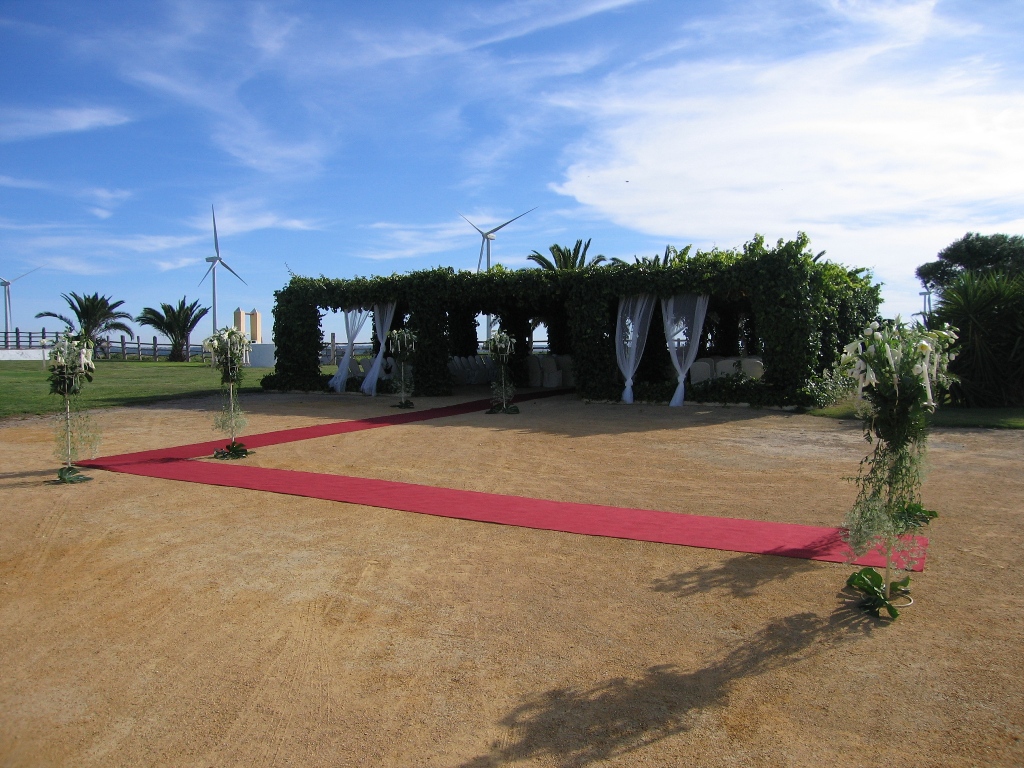 Ceremonia civil en la pérgola con entrada de pedestales en Dehesa Bolaños