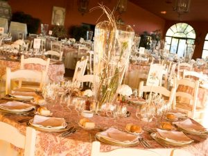 Mesa salón con centro de jarrón cristal en Dehesa Bolaños