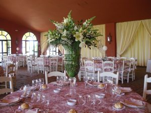 Mesa salón con centro jarrón de lilium en Dehesa Bolaños