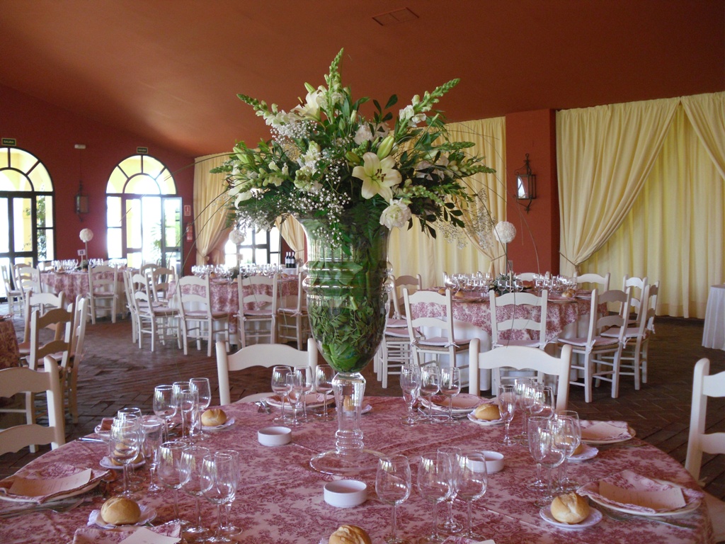 Mesa salón con centro jarrón de lilium en Dehesa Bolaños