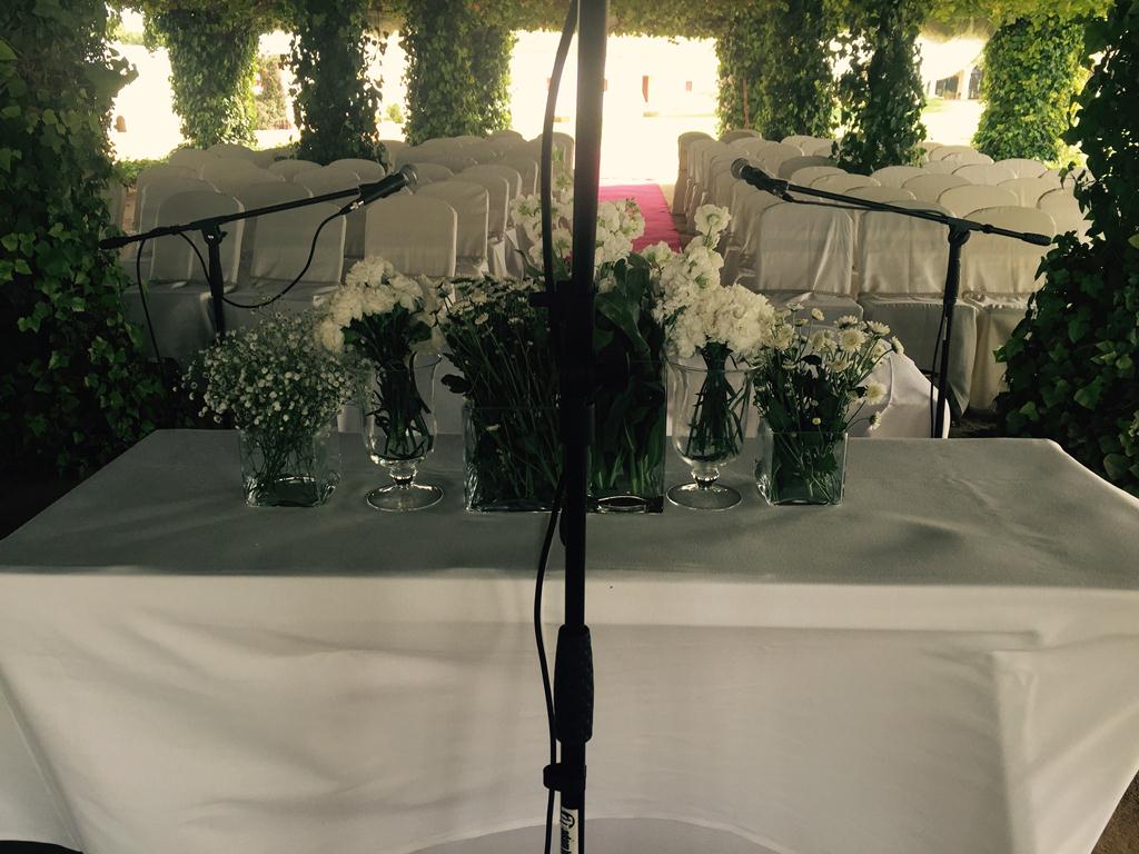 Mesa con centro de flores para ceremonia civil en la pérgola de Dehesa Bolaños