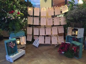 Sitting iluminado con cajas y centros de flores en Dehesa Bolaños