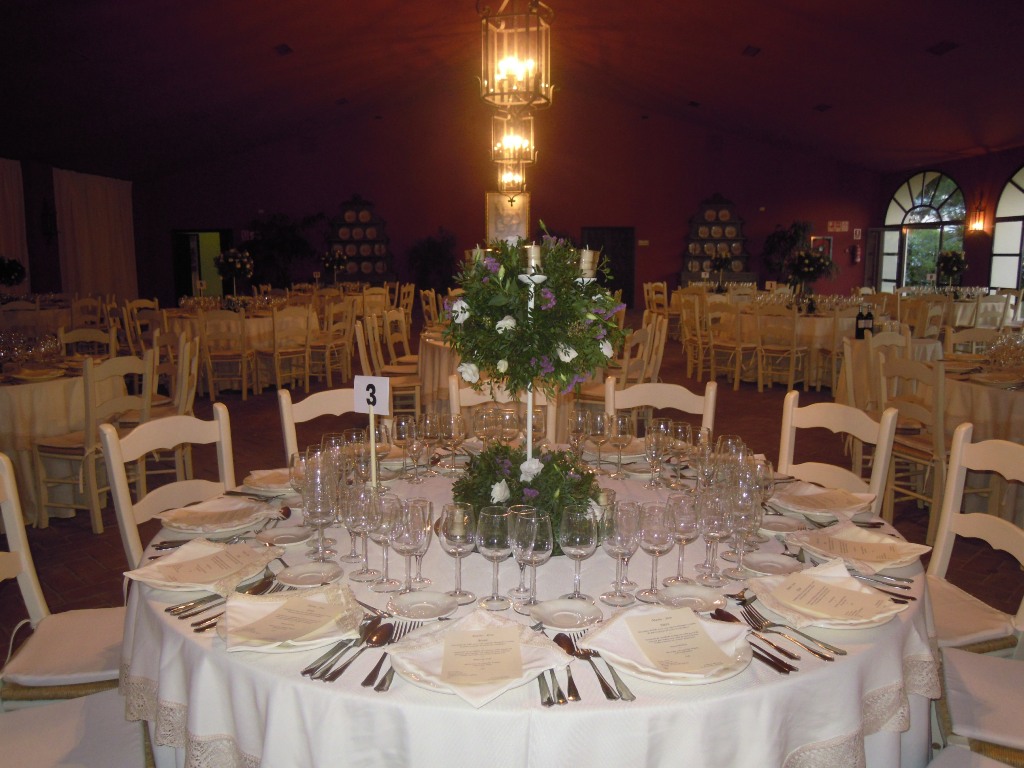 Mesas en salón para cena boda Dehesa Bolaños