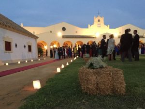Fachada salones con camino de velas con papel en Dehesa Bolaños