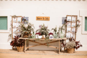 Decoraciones seating plan con mesa y puertas antiguas para boda en Dehesa Bolaños