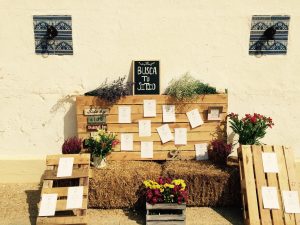 Decoraciones para sitting con palets y alpacas para boda en Dehesa Bolaños
