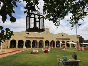 Fachada salones Dehesa Bolaños desde el árbol