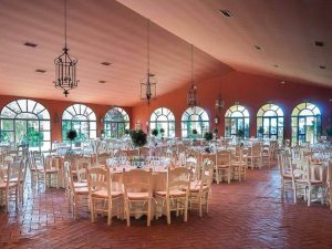 Salón para almuerzo con iluminación natural en Dehesa Bolaños