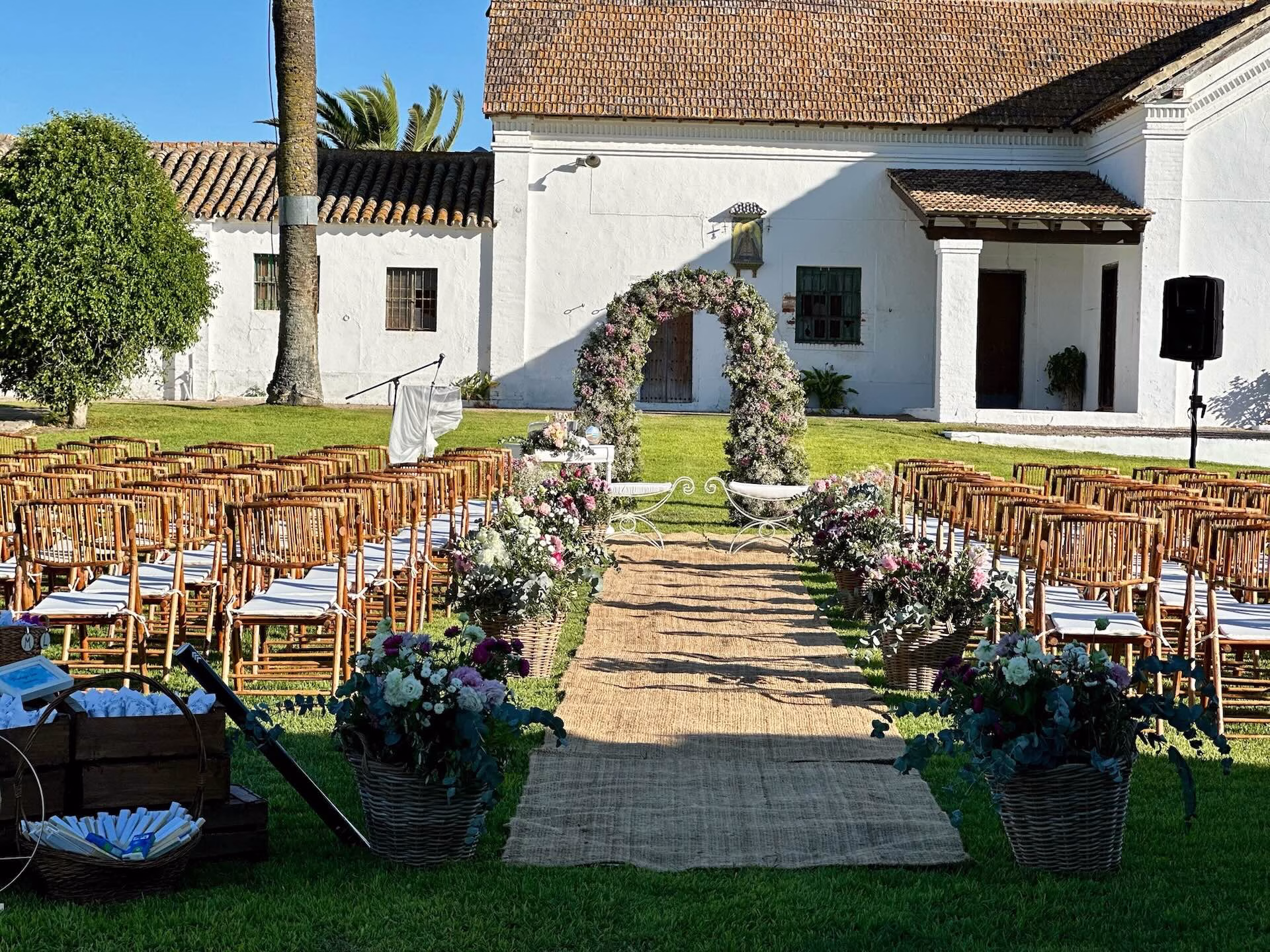 Ceremonia civil césped lateral pérgola Dehesa Bolaños Ceremonia civil césped lateral pérgola Dehesa Bolaños