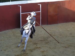 Espectáculo ecuestre en plaza de toros con garrocha