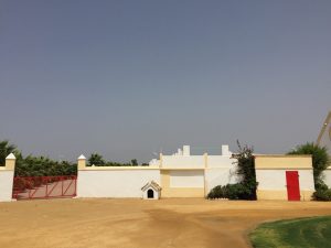 Acceso a la plaza de toros Dehesa Bolaños desde el jardín.