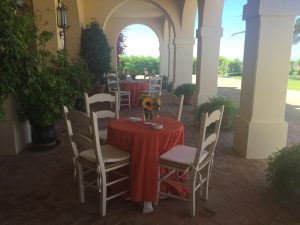 Porche con mesas y centros de girasoles en Dehesa Bolaños