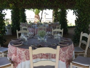 Montaje de mesas para almuerzo en la Pérgola Dehesa Bolaños