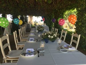 Almuerzo para comunión con globos en las mesas de la Pérgola Dehesa Bolaños