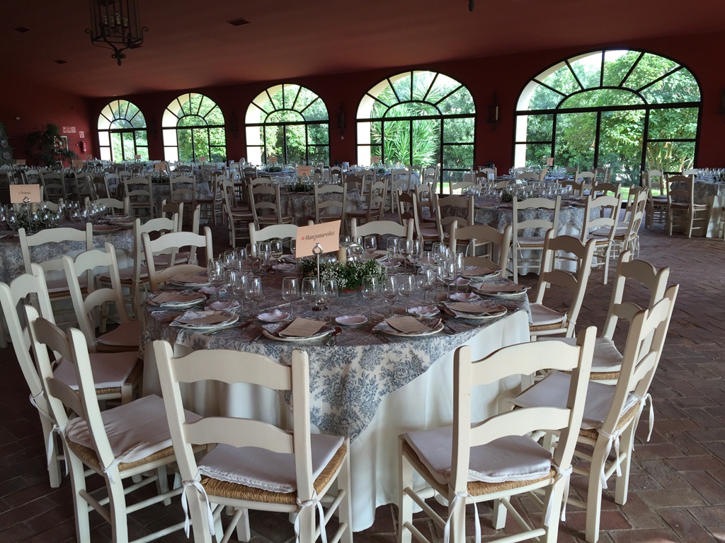 Mesa salón con centro de paniculata y espejo en Dehesa Bolaños