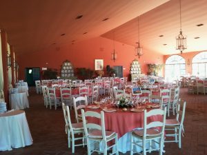 Salón para almuerzo con iluminación natural en Dehesa Bolaños