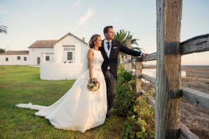 Novios puesta de sol - Boda Carolina & Jesús en Dehesa Bolaños