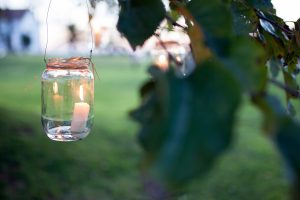 Velas en tarro cristal colgando de árbol - Boda Carolina & Jesús en Dehesa Bolaños