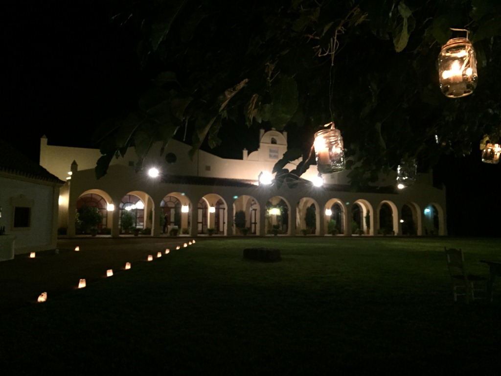 Tarros con velas colgando árbol - Boda Cristina & Julián en Dehesa Bolaños