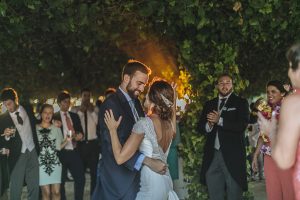 Novios baliando en la pérgola - Boda Isabel & Alberto en Dehesa Bolaños