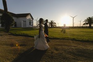 Novios en puesta de sol - Boda Isabel & Alberto en Dehesa Bolaños
