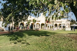 Árbol con jaulas y velas en tarros de cristal - Boda Isabel & Alberto en Dehesa Bolaños