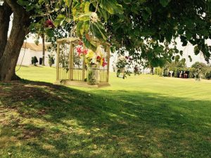 Árbol con jaulas y flores - Boda Isabel & Manolo en Dehesa Bolaños