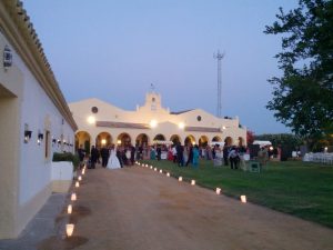 Velas envueltas papel - Boda Rocío & Leo en Dehesa Bolaños