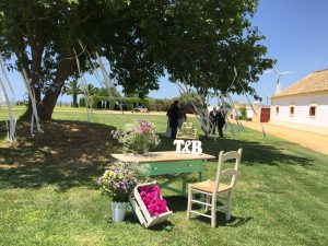 Mesa de firmas en jardín - Boda Tamara & Borja en Dehesa Bolaños