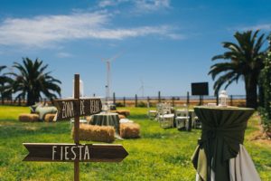 Mesas con alpacas en la pérgola - Boda Bea & Ignacio en Dehesa Bolaños