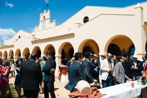 Aperitivo porche salones - Boda Bea & Ignacio en Dehesa Bolaños