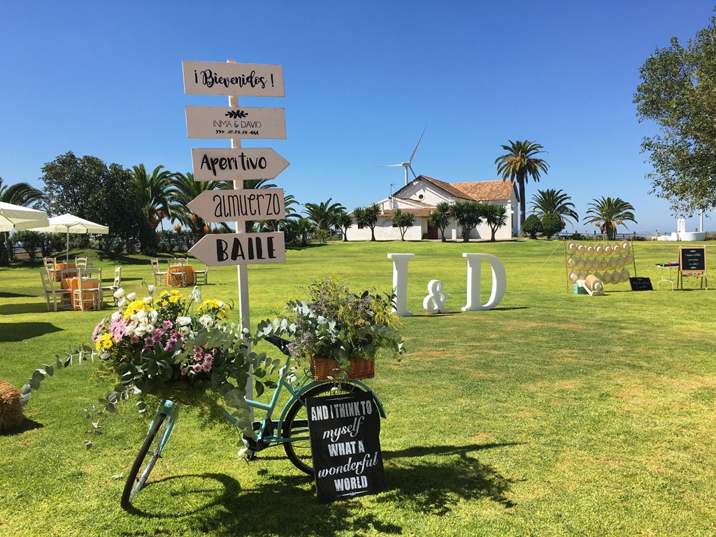 Cartel de bienvenida con bicicleta - Boda Inma & David en Dehesa Bolaños