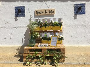 Seating plan con jardineras en palets - Boda Inma & David en Dehesa Bolaños