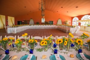Mesas imperiales con girasoles - Comunión Clara en Dehesa Bolaños