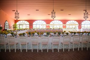 Mesas imperiales con girasoles - Comunión Clara en Dehesa Bolaños