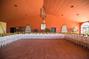 Mesas imperiales con girasoles - Comunión Clara en Dehesa Bolaños