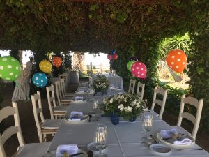 Mesa imperial con globos de topos - Comunión Mencía en Dehesa Bolaños