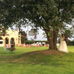 Novios en el árbol - Boda Ana & Jose en Dehesa Bolaños
