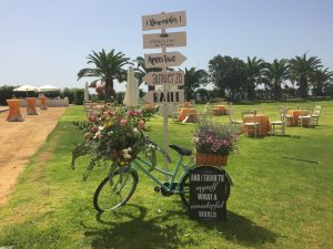 Cartel indicaciones boda con bicicleta - Boda Lorena & Jesús en Dehesa Bolaños