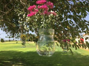 Tarros con flores colgando árbol - Boda Lorena & Jesús en Dehesa Bolaños