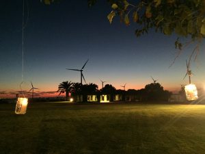 Velas en tarros de cristal colgando árbol - Boda María & Luis en Dehesa Bolaños