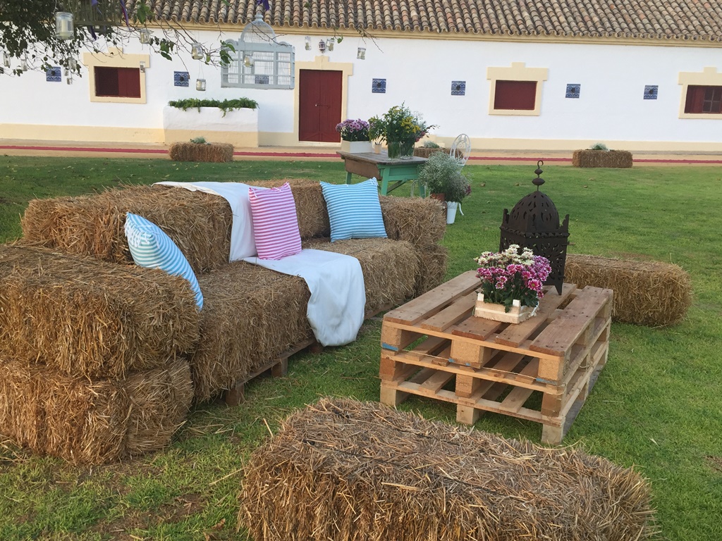 Chill out con sofá de alpacas y palets - Boda Ana & Pablo en Dehesa Bolaños