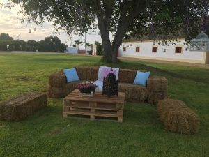 Sofá de alpacas con mesa de palets - Boda Ana & Pablo en Dehesa Bolaños