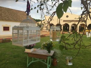 Jaulas y velas colgando árbol - Boda Ana & Pablo en Dehesa Bolaños