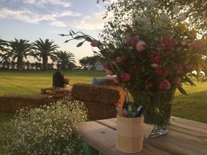 Mesa de firmas con centros de flores - Boda Ana & Pablo en Dehesa Bolaños