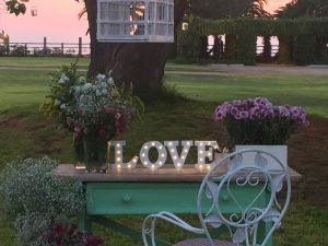 Mesa de firmas con letras LOVE luminosas - Boda Ana & Pablo en Dehesa Bolaños