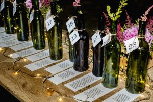 Seating plan con botellas - Boda María & Ale en Dehesa Bolaños