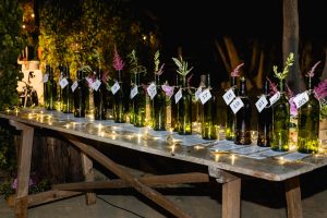 Seating plan con botellas - Boda María & Ale en Dehesa Bolaños