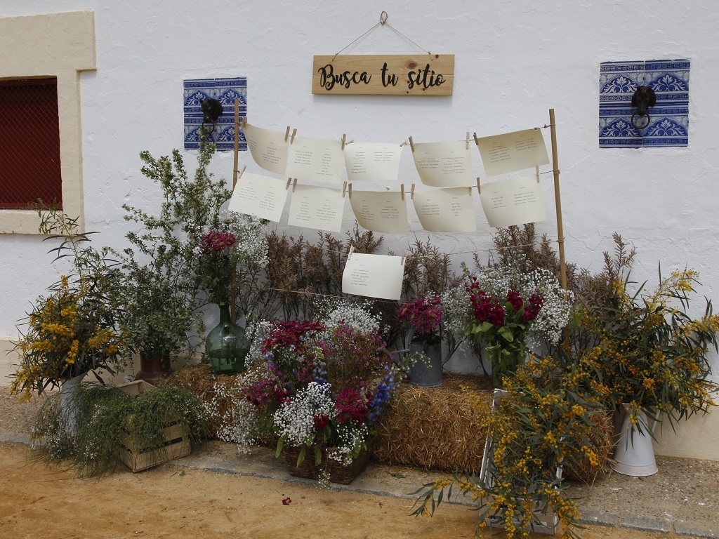 Seating plan rústico con flores y alpacas - Boda Azahara & J. Enrique en Dehesa Bolaños