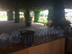 Apertivo en la pérgola con barra - Boda Azahara & J. Enrique en Dehesa Bolaños